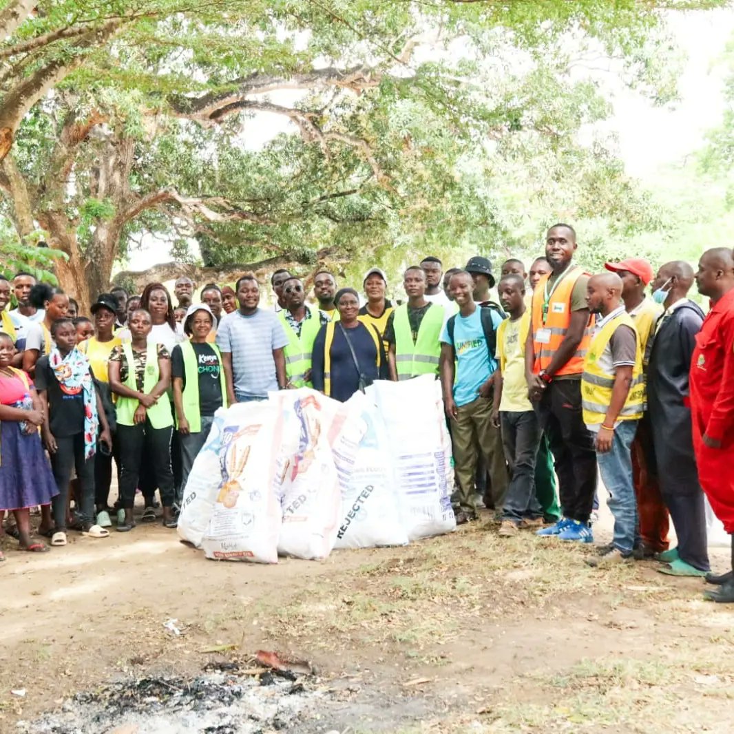 ForClimate_CBO's tweet image. Today, we proudly celebrate #FreePlasticJuly by engaging in a community-wide plastic litter collection event. With the invaluable support of the Kilifi County Municipality and the enthusiastic participation of Baha Madzo Gadze for charity
