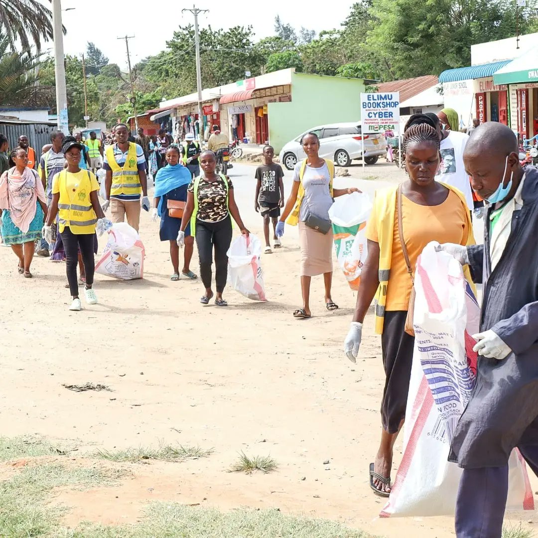 ForClimate_CBO's tweet image. Today, we proudly celebrate #FreePlasticJuly by engaging in a community-wide plastic litter collection event. With the invaluable support of the Kilifi County Municipality and the enthusiastic participation of Baha Madzo Gadze for charity