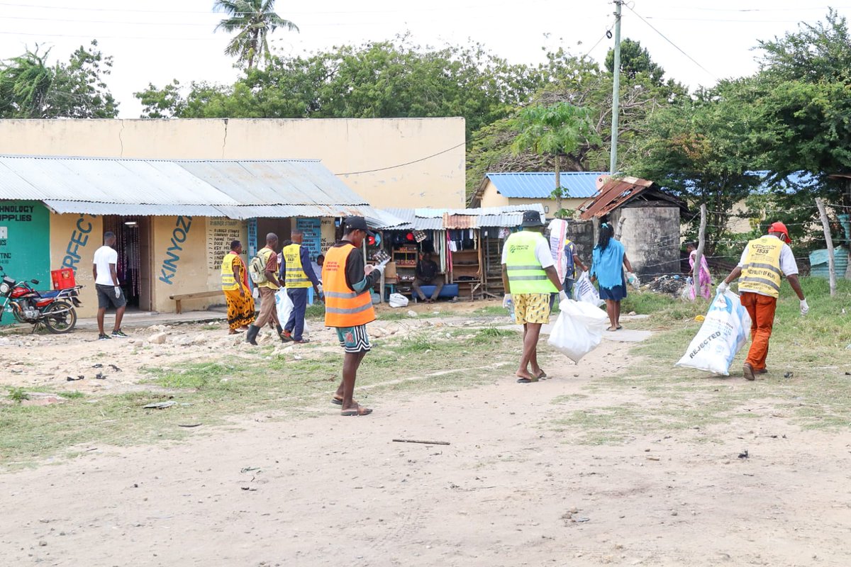ForClimate_CBO's tweet image. Today, we proudly celebrate #FreePlasticJuly by engaging in a community-wide plastic litter collection event. With the invaluable support of the Kilifi County Municipality and the enthusiastic participation of Baha Madzo Gadze for charity