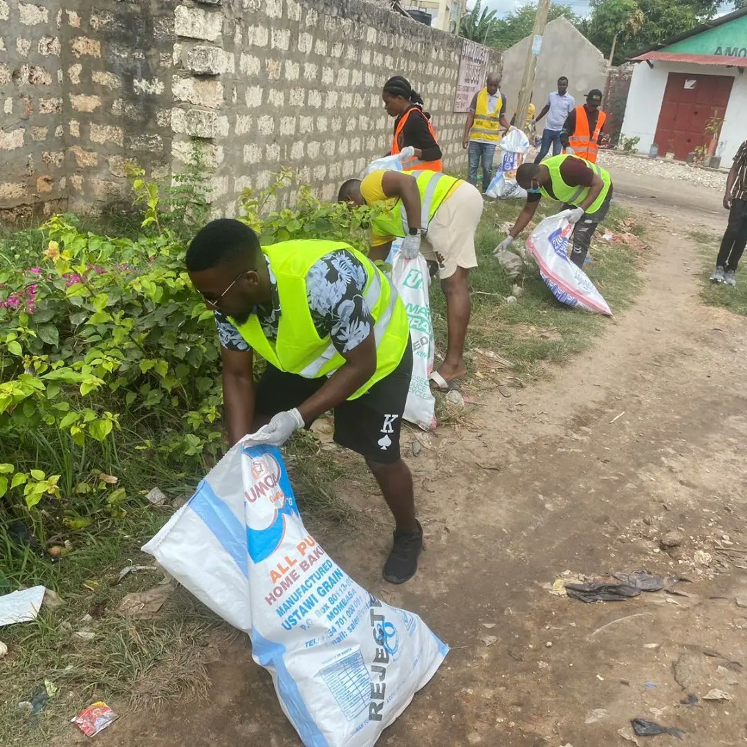 ForClimate_CBO's tweet image. Today, we proudly celebrate #FreePlasticJuly by engaging in a community-wide plastic litter collection event. With the invaluable support of the Kilifi County Municipality and the enthusiastic participation of Baha Madzo Gadze for charity