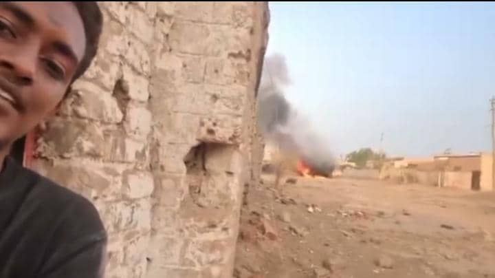 ترجل فارس آخر من الفرسان
استشهد الشاب خطاب اسماعيل محمد خير
بالدروع شارك هذا البطل المقوار في أكثر من 60 معركة وعدد لا حصر له من المهمات الخاصة داخل عمق العدو
اللهم تقبله وادخله الجنة مع الصديقين والشهداء والصالحين
البكاء على الفوارس عيب
