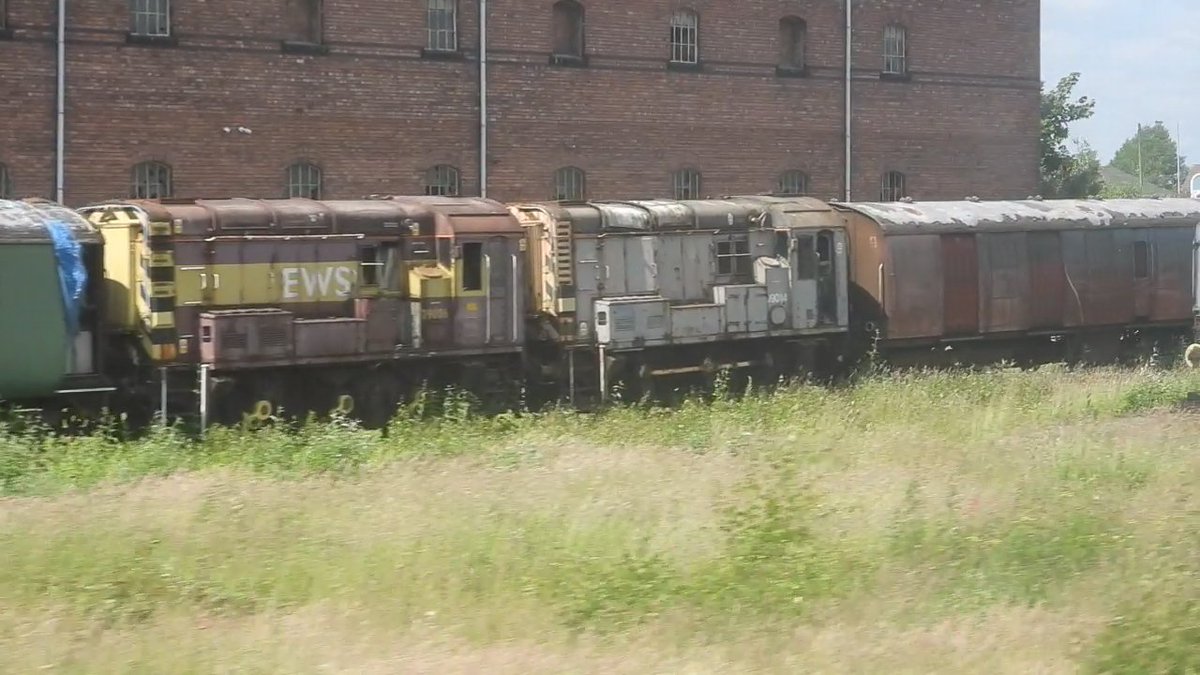 DanSpotter86's tweet image. SEEING DOUBLE!!!

Here's a shot of General Grey 09014+EWS 09006 shunters stabled in Burton Nemesis Rail sidings with an RES coach on June 21st 2024. #Class09 #09shunter #Burton #Nemesisrail #ews