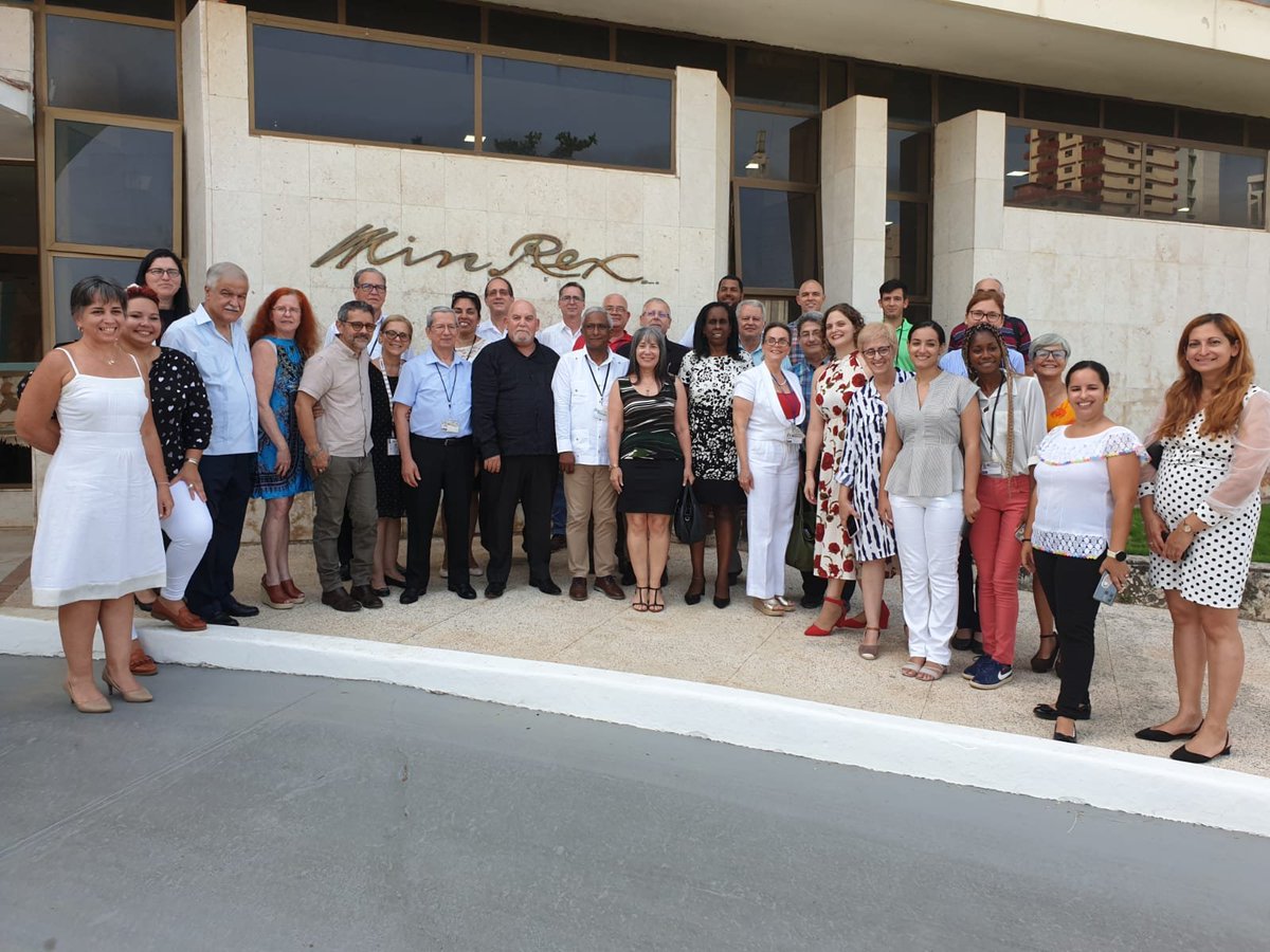 Sostuve intercambio con mis colegas embajadores y funcionarios de la Dirección de Europa y Canadá, <a href="/DEC_MINREX/">DEC</a>, en el marco de la Reunión Anual de Jefes y Jefas de Misiones de <a href="/CubaMINREX/">Cancillería de Cuba</a>.