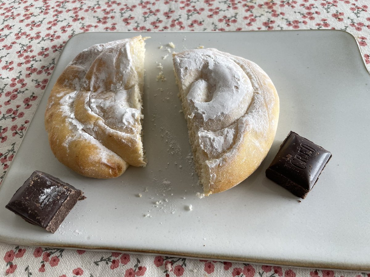 manelcat's tweet photo. Ensaïmada d’Alqueza + @xocolataCREO 😍 https://t.co/kul8H3X8cw