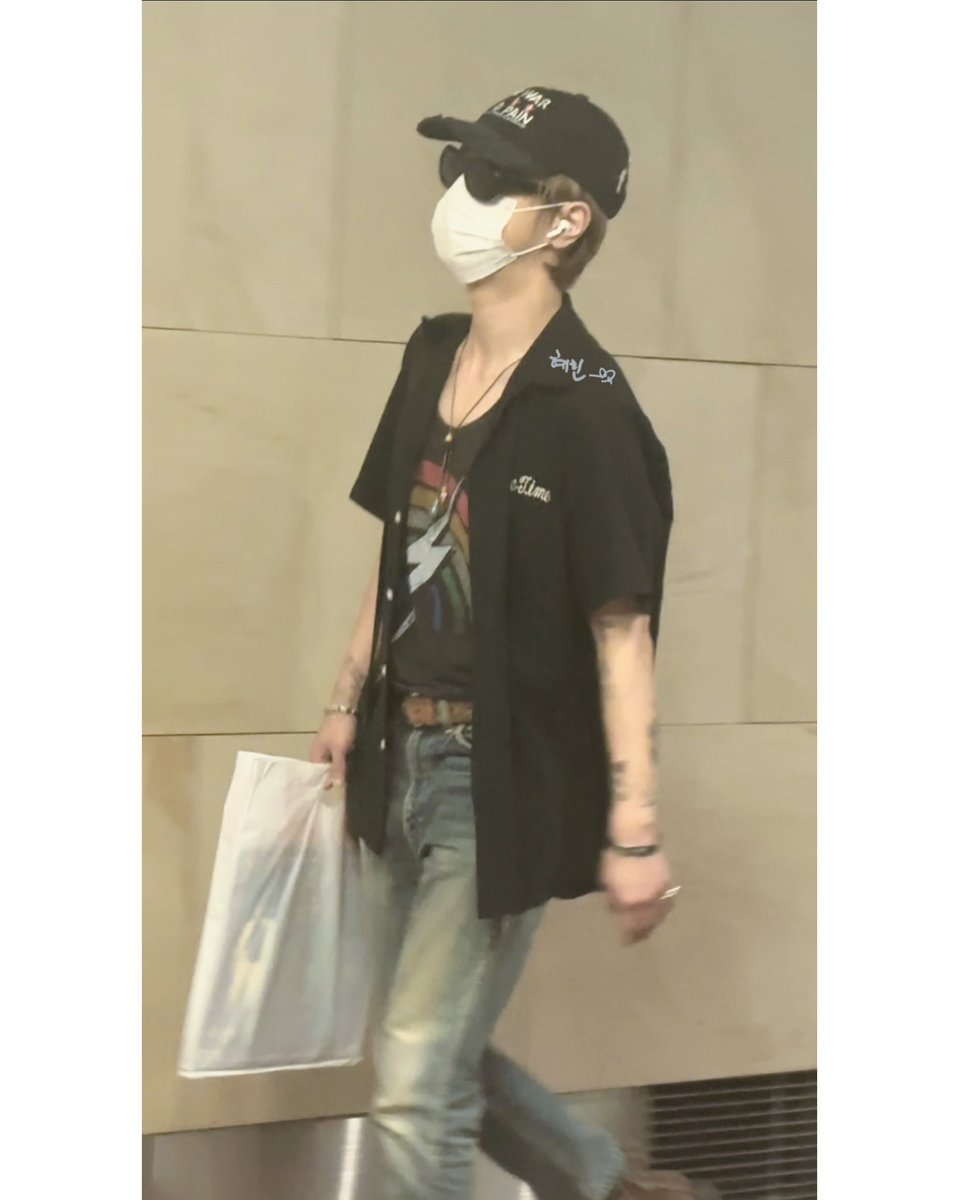 240713 예성 Yesung ICN-SIN 도착

비행시간 7시간 수고하셨어요 ㅜㅜ
오늘 푹 쉬시고 내일 콘서트에서 민나요 💙
제 선물 받아줘서 고마워요 🥹🫶🏻

#슈퍼주니어 #SUPERJUNIOR  
#예성 #イェソン #YESUNG <a href="/shfly3424/">Yesung</a>
#SPINOFFHALFTIME_IN_SG