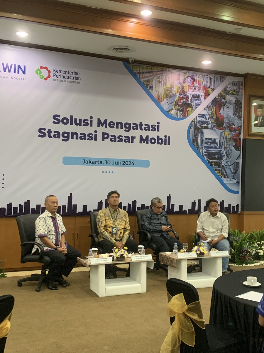 diodananjaya's tweet photo. Iklan mobil bekas yg makin banyak bukan tanpa alasan. Gap antara harga mobil baru dan pendapatan per kapita jadi salah satunya. Selain itu, pemasaran yg makin transparan membuat mobkas kini lebih diminati. Hal ini berdasarkan penelitian Pak Riyanto dari FEB UI (kedua dari kanan) https://t.co/wjpwMGnqc6