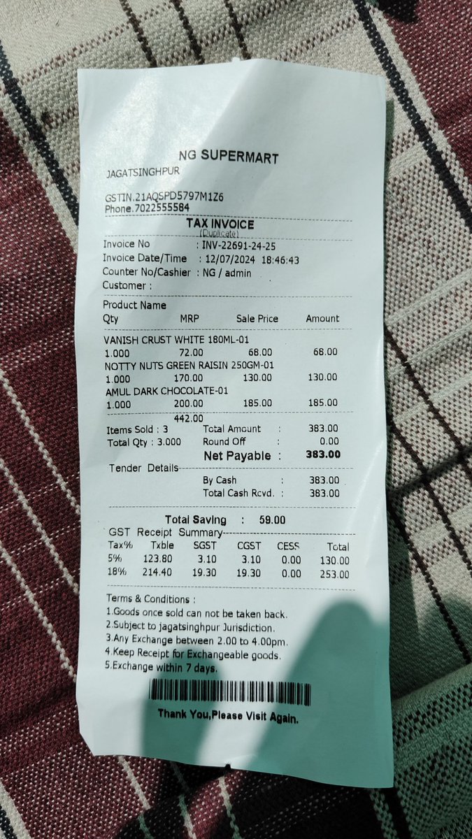 sai_ramana8's tweet image. I bought an Amul Dark Chocolate 55% Rich Cocoa on July 12, 2024, and found unusual texture and white dots when I opened it. As a loyal customer, I'm very concerned about the quality. Is it safe to eat or spoiled? Please respond ASAP. #Amul #QualityIssue

@Amul_Coop