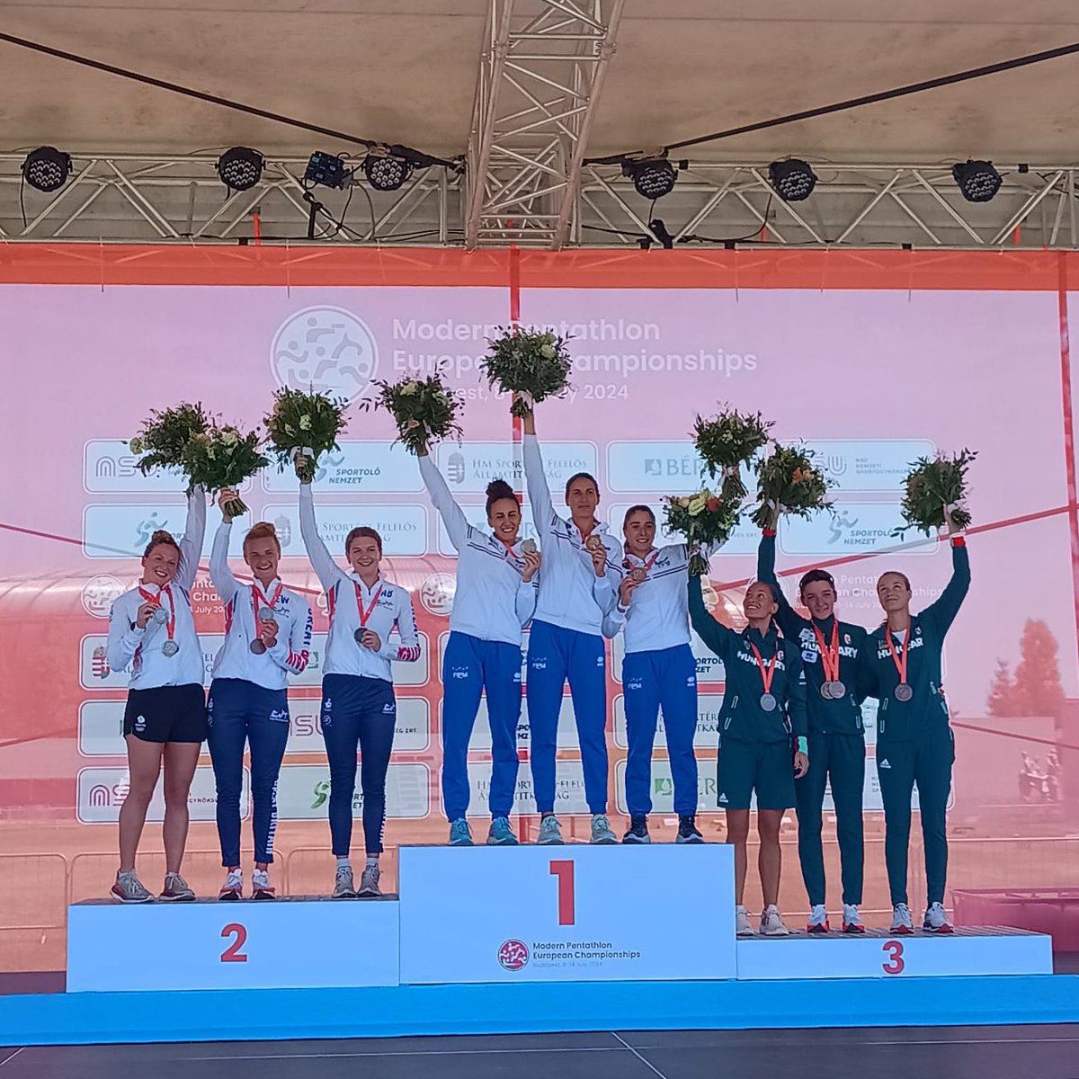 Federpentathlon's tweet photo. Azzurre sul tetto d'Europa a Budapest. Elena Micheli, Alice Rinaudo e Francesca Tognetti conquistano l'oro a squadre ai Campionati Europei di #pentathlonmoderno! 🥇🇮🇹👏 https://t.co/wKwKhbr4tq