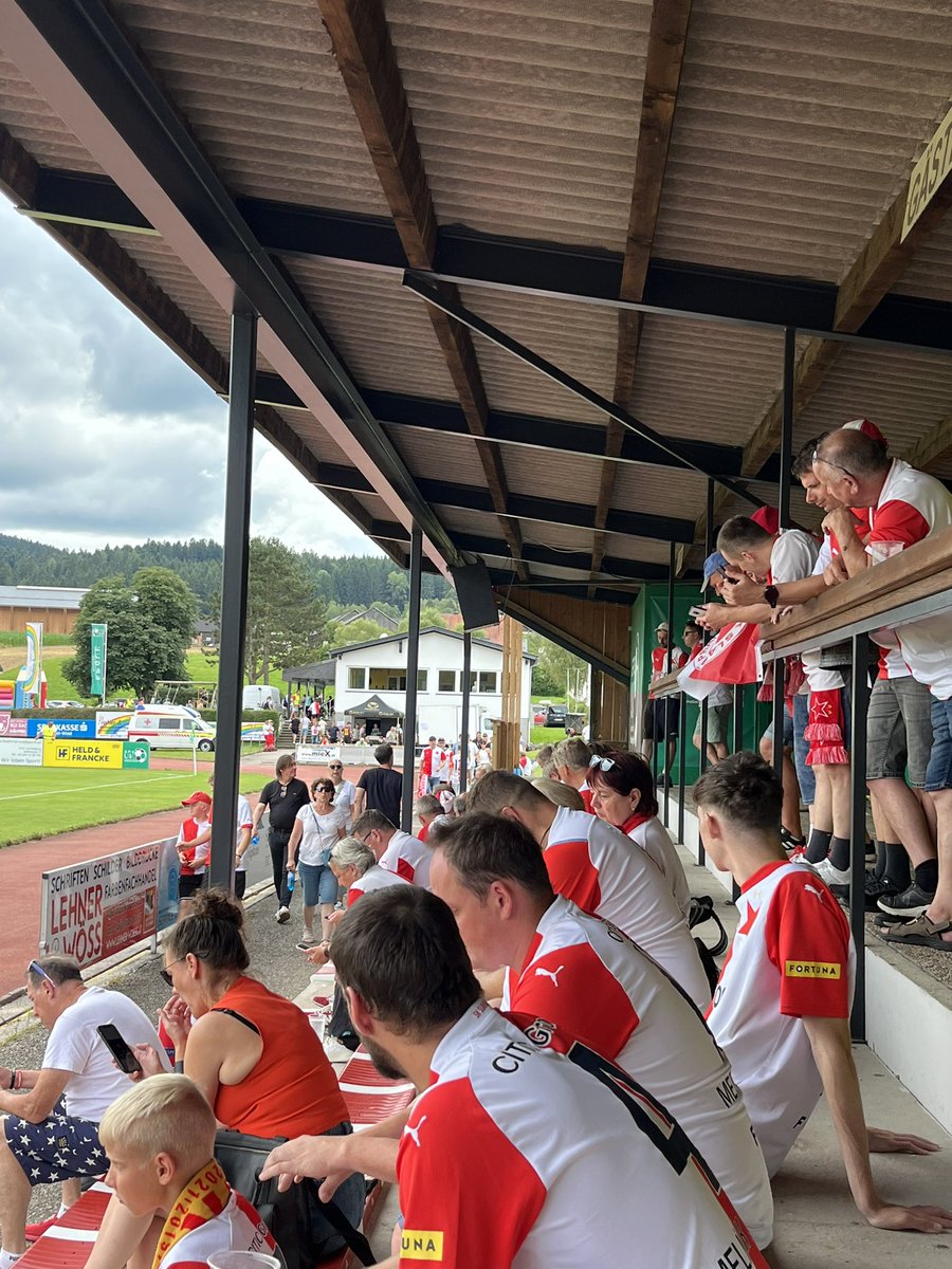 JZaluzsky's tweet photo. 40 min do výkopu
#invaze @slaviaofficial https://t.co/9KFKeSM2UF