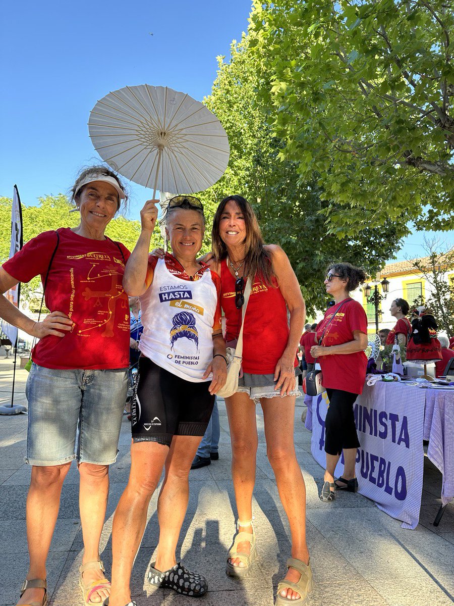 ClmFeministas's tweet photo. Nuestra agrupación local en Villarrubia de los Ojos ha participado en el recibimiento al #MovimientoUltreya2024 que realiza su quinta vuelta a España, un proyecto cultural, solidario y deportivo. Allí estaba  Pilar Prieto de @LasCasasdeAndrea, de Horche, feminista y deportista. https://t.co/lHFVYetkrI