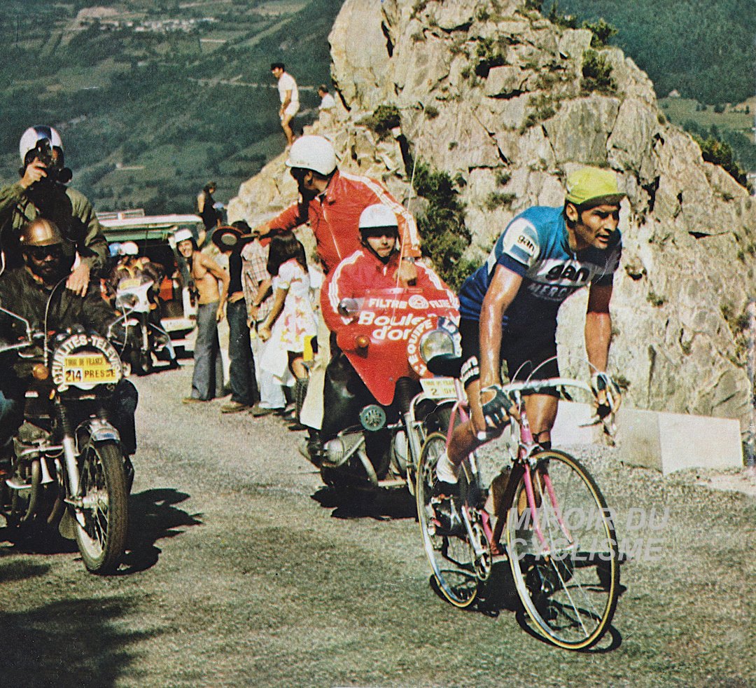 15 juillet 1974 - Raymond Poulidor s'envole vers la victoire à Saint-Lary-Soulan. Cela sera sa 7ème et dernière victoire sur le Tour.

📸 MC
#RaymondPoulidor #poulidor #TDF1974 #SaintLary #PladAdet #TDF #TDF2024 #cycling #cyclisme #ciclismo