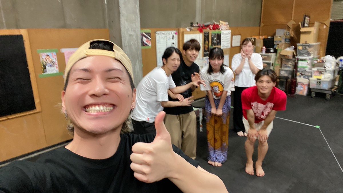 TeamJackalFeast's tweet photo. Aチーム稽古4日目！こちらもおりかえし！もうワクワクが止まらねえです！
チェキ用の写真を5枚お願いしたのにどんどん撮らせてくれるあこさん。
#TJF舞台 
#そして誰もいなくならなかった https://t.co/nqS2cIYXlN