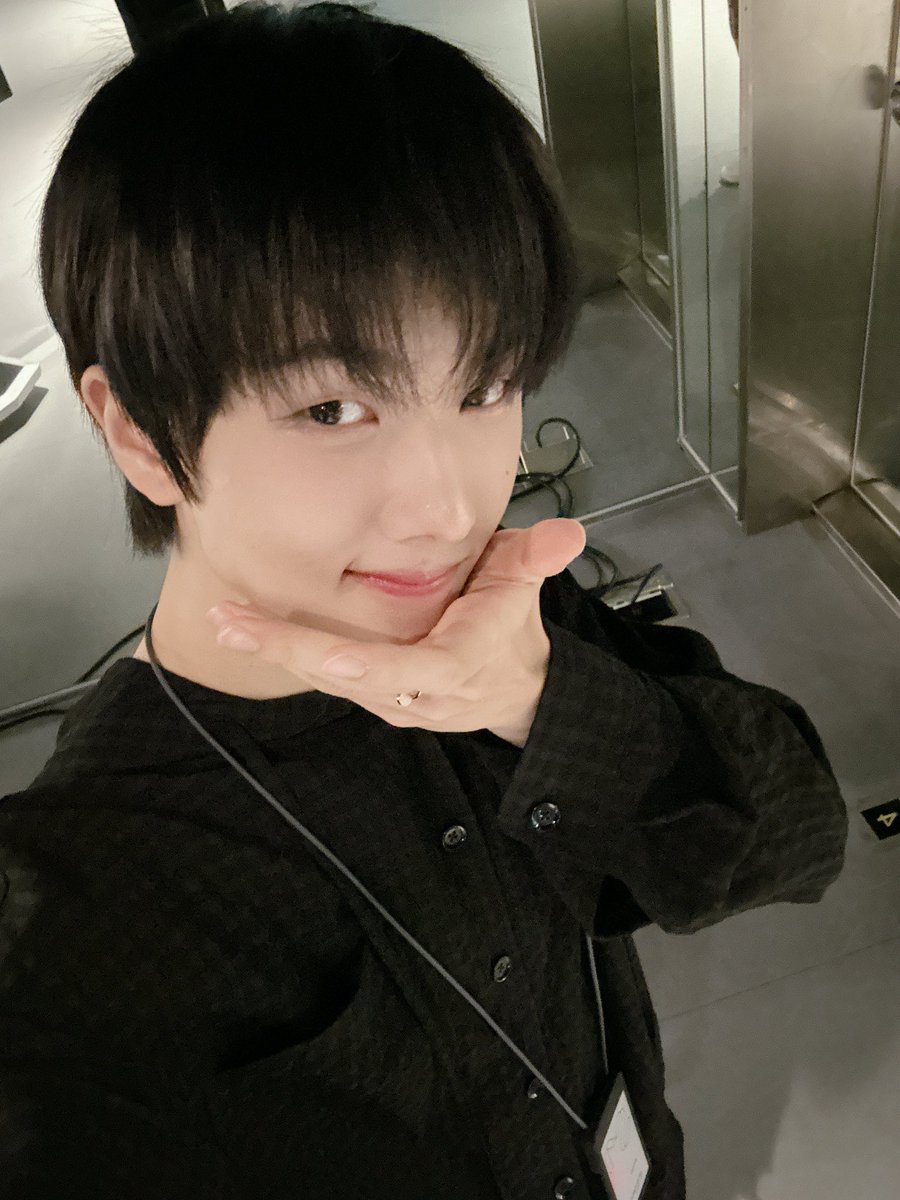 _skrrrr__'s tweet photo. 여러분..... 정말 정말 오랜만이죠.....🥺
요새 너무 바빠서 접속하지도 못했네요 •••
저 까먹으신 거 아니죠?!
앞으로 열시미 들어올게요.... https://t.co/yjvV6RrQkS