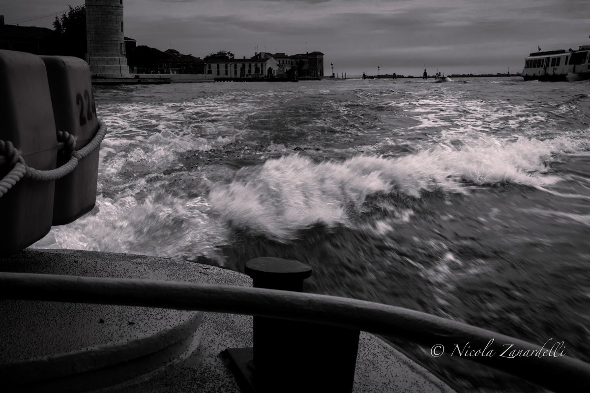 photos_nicola's tweet photo. Canon eos r7 
Manfrotto befree advanced 
ƒ 20
ISO 100
35 mm 
1/60 s 
0 ev
#photography #igitaly #igitalia #travel #travelphotography #venice #venezia #whater #boat #bw #bw_addiction #bwphotography https://t.co/YoFntU4WW0