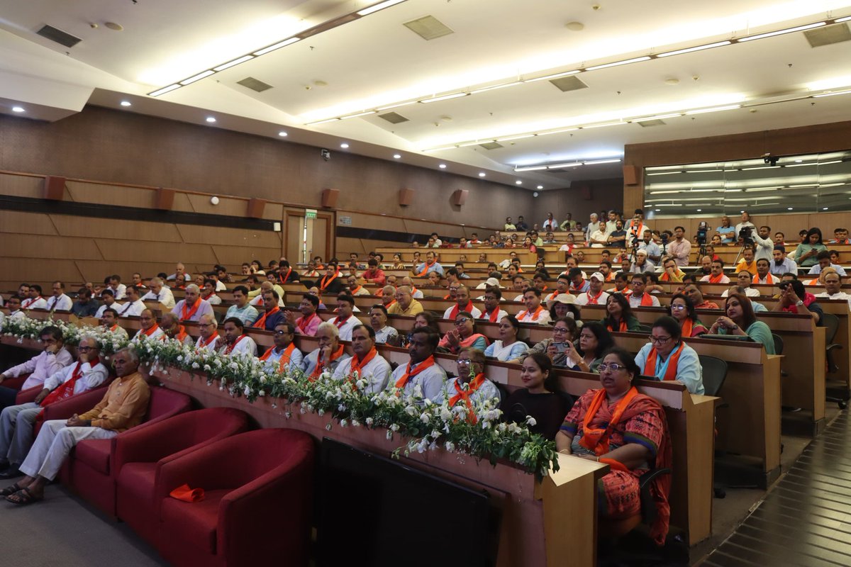 राजकीय विद्यालय शिक्षक संघ द्वारा कन्वेंशन सेंटर में पांच हजार शिक्षकों के ट्रांसफर वापस होने की खुशी में माननीय प्रदेश अध्यक्ष श्री <a href="/Virend_Sachdeva/">Virendraa Sachdeva</a> जी द्वारा किए गए अथक प्रयासों की सराहना एवं आभार व्यक्त करने हेतु आयोजित आभार उत्सव कार्यक्रम में रहना हुआ।

सभी शिक्षकों को एक