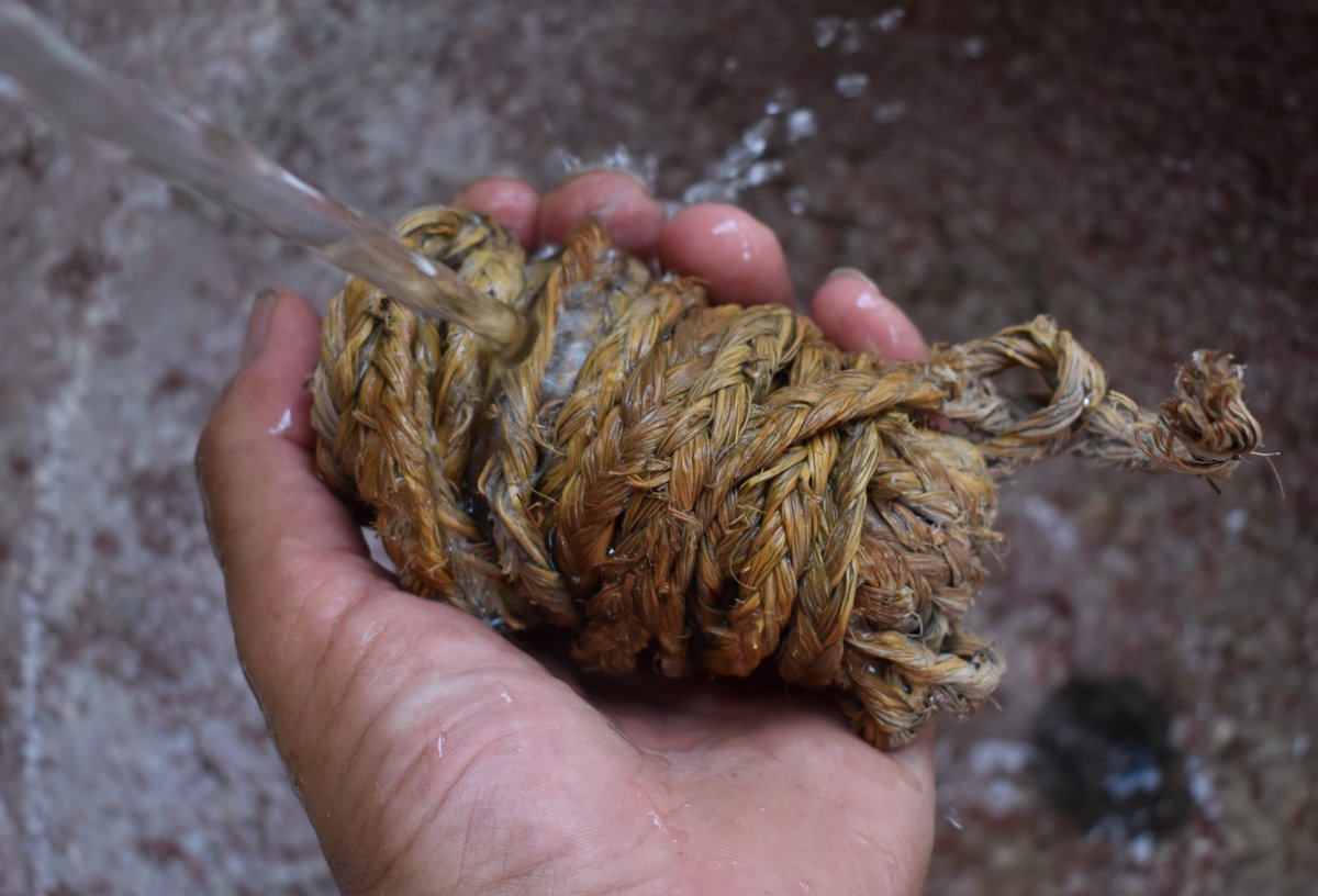 Diem "estropall" al bocí de fibra que queda en la boca en mastegar una teronja. Així mateix, ans es feia "l'estropall d'escurar" aprofitant la cordeta d'espart d'una caria vella.