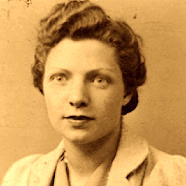14 juillet 1941. Paris, une manif d'étudiants. Un drapeau tricolore est brandi. C'est elle. Arrêtée 24 heures, elle reprend l'action, est reprise... 
27 janvier 1943. 230 femmes entrent à Birkenau. Une Marseillaise part. C'est encore elle. Raymonde Salez meurt le 24 mars. 23 ans.