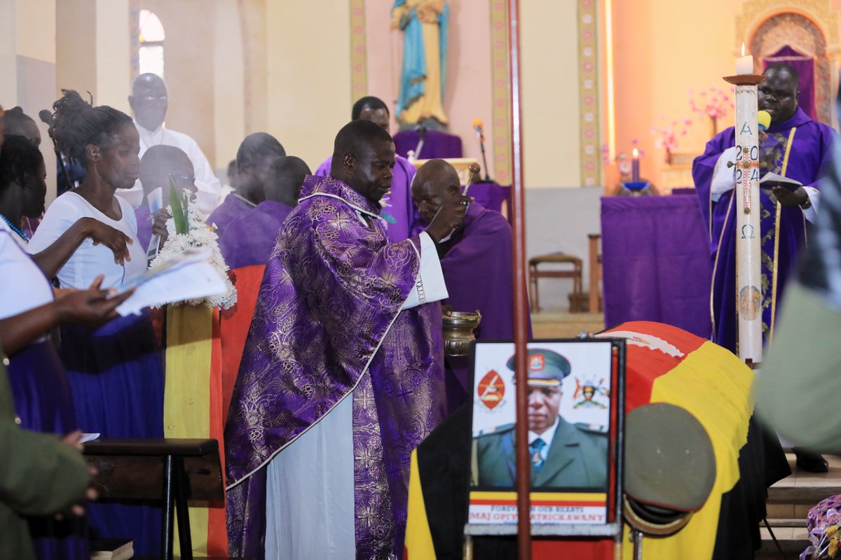 EmmanuelTwin2's tweet photo. Different Dignitaries including Members of Parliament,@MODVA_UPDF officers,pal's & family today gathered at Holy Rosary Catholic Parish in Gulu City for a requiem mass of Maj Patrick Opio Awany who lost his life in an improvised devise explosion attack in Somalia.
#2TIMOTHY4:7 https://t.co/pk5gBtQuRH