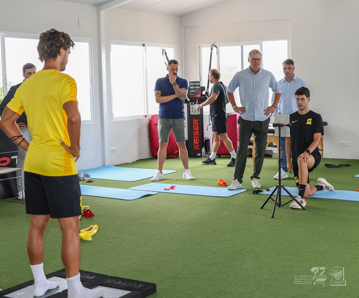 ittihad_en's tweet photo. 📸| Laurent Blanc meets the Tigers at the training camp https://t.co/ujHo2uakFv