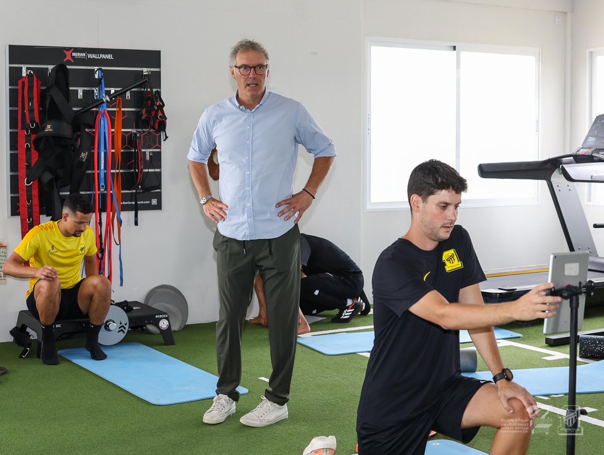 ittihad_en's tweet photo. 📸| Laurent Blanc meets the Tigers at the training camp https://t.co/ujHo2uakFv