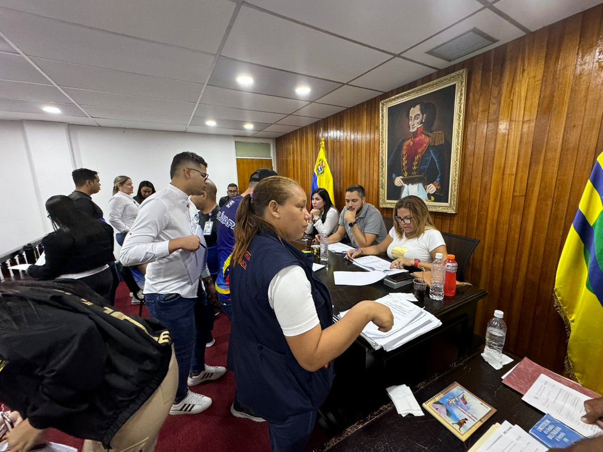 JulioGarciaZ's tweet photo. También como parte del abordaje integral a los centros de esta región y  para avanzar en los esfuerzos de la Revolución Judicial, revisamos las causas y expedientes de cada privado de libertad para garantizar sus derechos, junto a autoridades regionales de justicia. https://t.co/4k8Npy8zvY