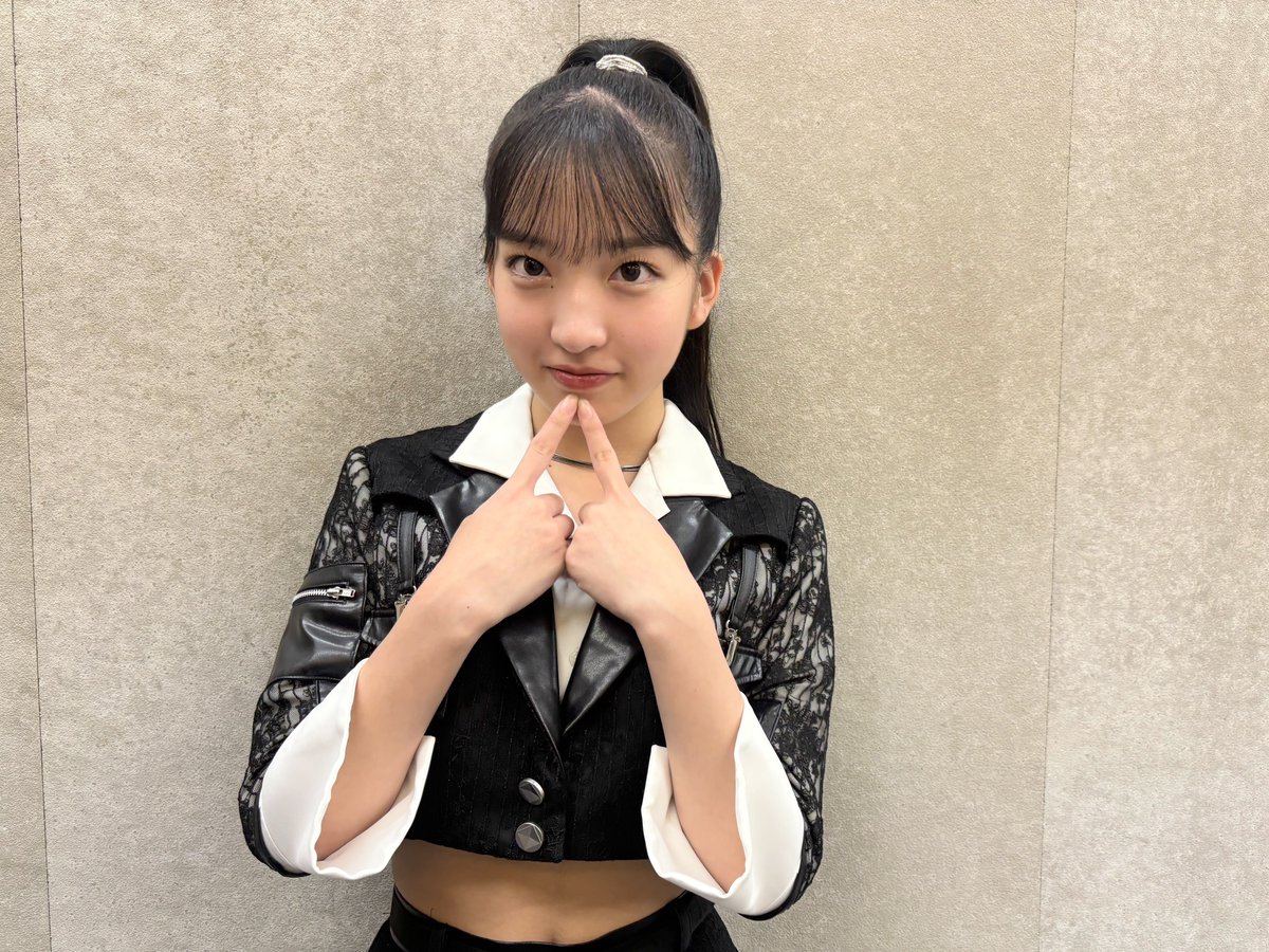 ⋱ 📸顔と名前覚えてね👧🏻💭⋰ センターの子は 18期研究生 #八木愛月