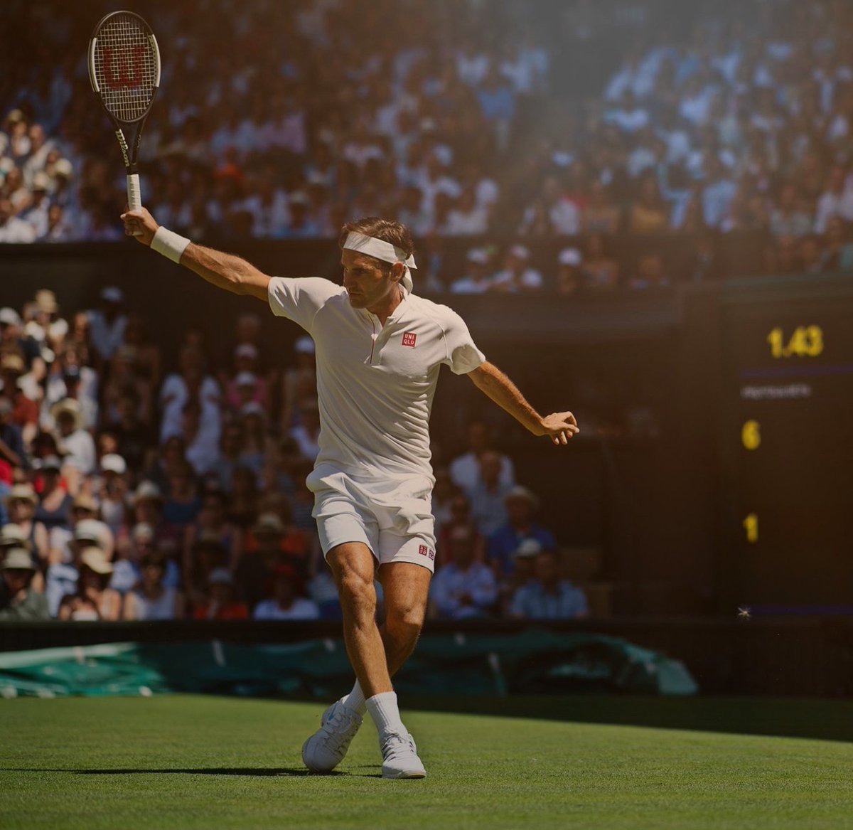 Zwxsh's tweet image. If ever there was a more poetic Federer Wimbledon photo... 🎨