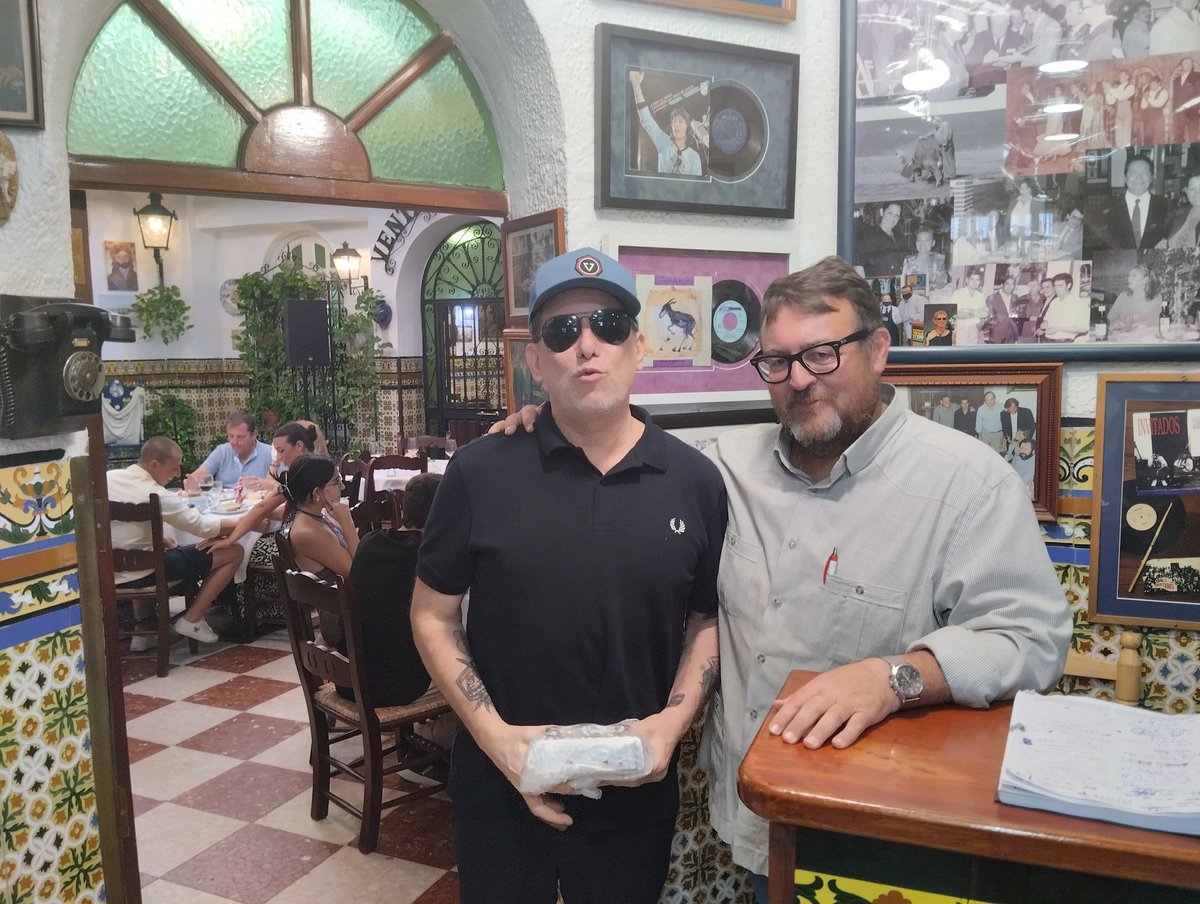 gabycumbreras's tweet photo. Andrés Calamaro, que esta noche actúa en el Bahia Sound de San Fernando, no ha dejado escapar la ocasión de conocer y almorzar en la Venta de Vargas, donde ha departido con su gerente Lolo Picardo y se ha fotografiado con seguidores suyos llegados de Sevilla para verlo en directo https://t.co/h2k7QzqDhW