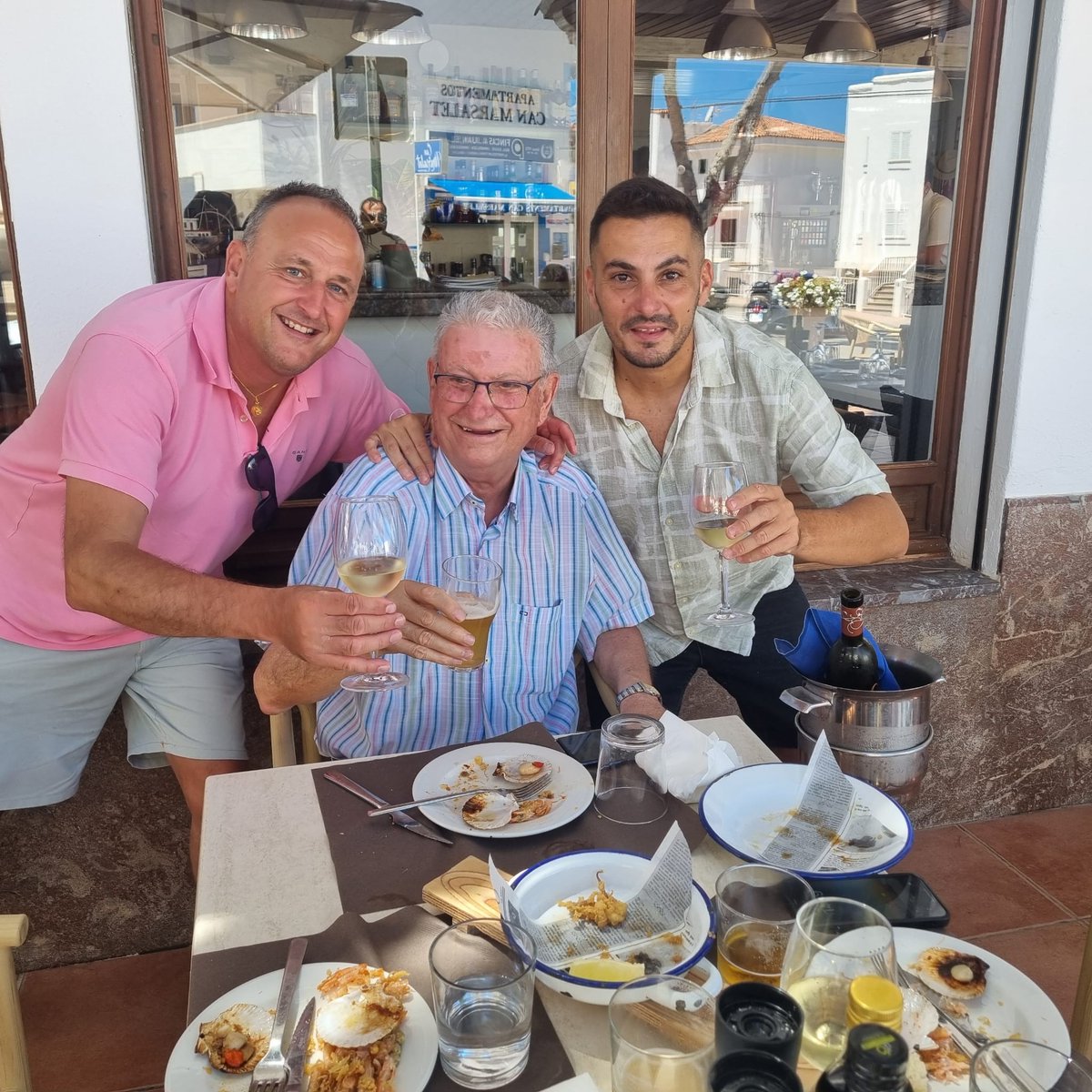ToniFuster2's tweet photo. Amb Don Xisco, mestre de Felanitx i lasaliano de pro. Quin temps aquells i quins temps ara. Salut i per Molts d'anys i bons! https://t.co/UZpZVsbCXd