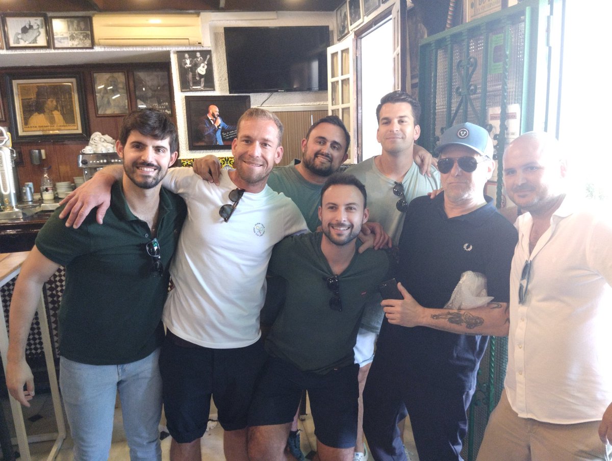 Andrés Calamaro, que esta noche actúa en el Bahia Sound de San Fernando, no ha dejado escapar la ocasión de conocer y almorzar en la Venta de Vargas, donde ha departido con su gerente Lolo Picardo y se ha fotografiado con seguidores suyos llegados de Sevilla para verlo en directo