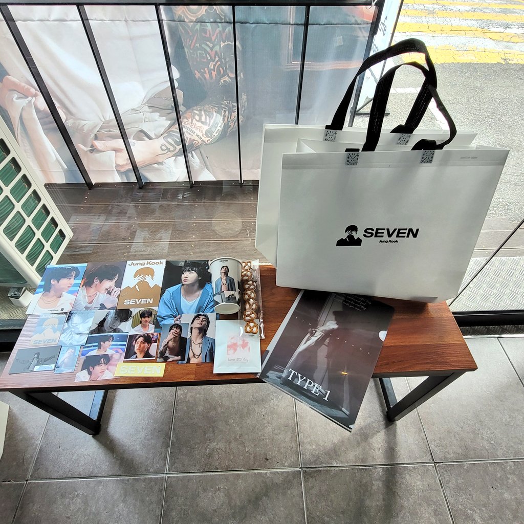 SEVEN1周年記念カフェ1/4

☕Dama
SEVENバックに特典がたくさん✨
TYPE1のクリアファイルも戴けました😆ご自由にお持ち帰り下さいコーナーもバザー会も大規模すぎて数時間滞在🤭

바자회 너무 즐거웠어요!
감사합니다🥹🫰

#SEVEN #jungkook #정국 
#세븐1주년
<a href="/sweet_agong/">아공</a>