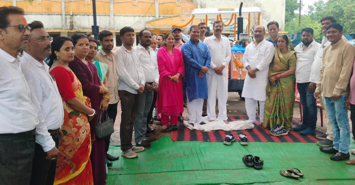 motilalsahu_'s tweet photo. मेरे विधानसभा के नगर पंचायत माना कैंप में 15वें वित्त आयोग मद से वार्डों में सफाई कार्यों के लिए क्रय किये गए नये वाहनों का आज लोकार्पण कर हरी झंडी दिखाकर वार्डों में रवाना किया! https://t.co/WVppTWcv5i