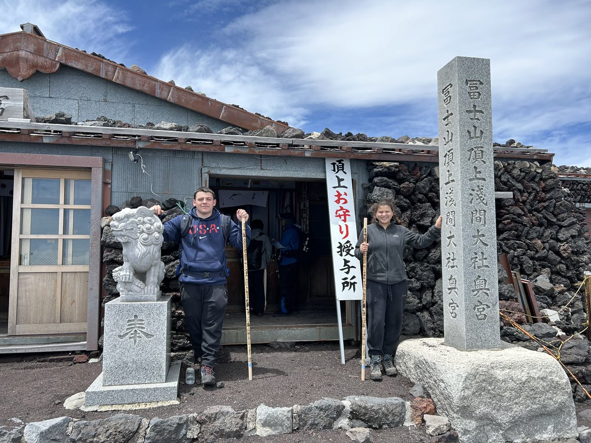 VincentBurgo's tweet photo. Fuji hike once in a lifetime experience🗻 https://t.co/9QHgg0UPU5