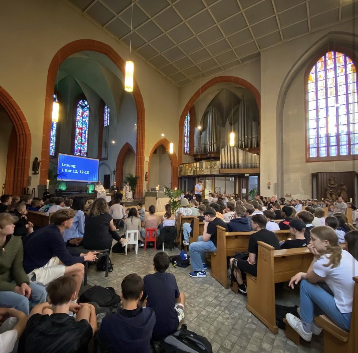 Volles Haus gestern beim Schuljahresabschlussgottesdienst in St. Jakob! Gemeinsam das Schuljahr ausklingen lassen, zurückblicken, innehalten - dafür war gestern (die) Zeit. Lebt im Jetzt - sammelt erfüllende  Momente, die euch als Menschen entscheidend prägen. JETZT ist die Zeit!