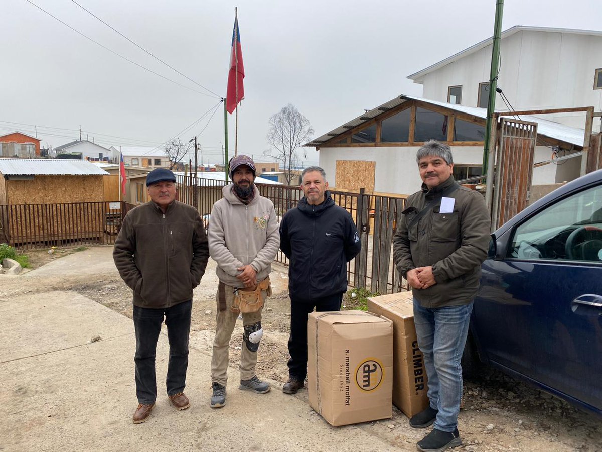 DIRECTIVA FETRACON entregando ayuda para los dagnificados en mega incendio en Viña en estos días de intenso frío en la zona. Fuerza a estas familias que buscan reconstruir sus viviendas y sus vidas. Arriba los y las que luchan