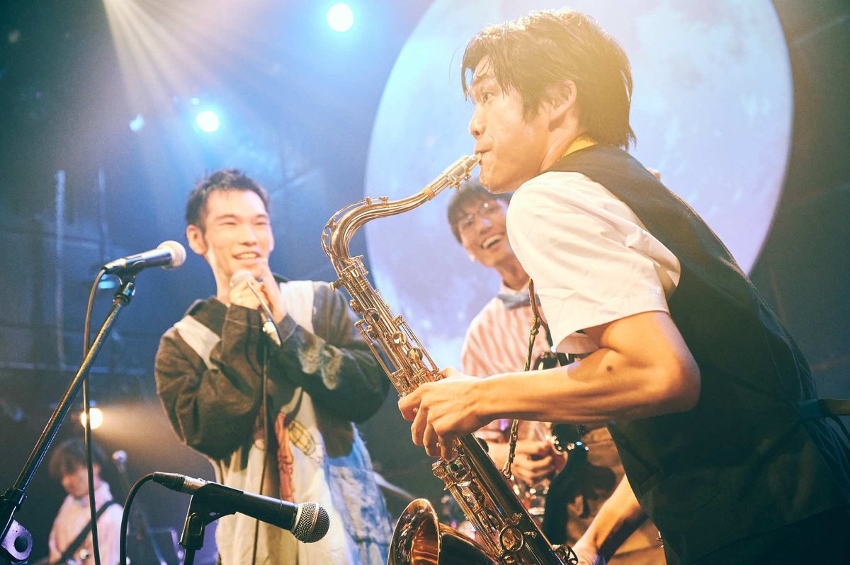 mujina_yochien's tweet photo. 昨日は貉幼稚園の記念すべき初ワンマンライブにお越しいただきありがとうございました‼️🦡🎉✨

配信チケットのアーカイブは
7/19（金）まで視聴可能ですので
見逃してしまった方は是非またと無いこの機会に見てください💁🥳✨

🔽配信チケットURL🎟️
https://t.co/68qJEOGuEr

#貉幼稚園ワンマン2024
#貉幼稚園　#mujinayochien
#篠原悠伸　#上川周作　#上川拓郎　#岡林愛　#二宮健
