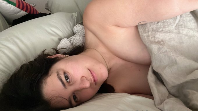 Would you rather be friends with benefits or have me as your girlfriend? 🌺 https://t.co/q0sRY5mOhr