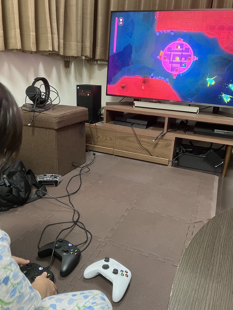 garasha73's tweet photo. 明日は嫁さんの友人がお子さん2人を連れてうちにいらっしゃるそうで。取り敢えずこれ買っておけば間違いないよね⁉️そして予行で子供がマルチ3人を1人で操作するという面白いことやっとる(笑)脳味噌フル活用してるぞー🤣🧠
#Xbox
#LoversInaDangerousSpacetime https://t.co/4KTleU5Mae