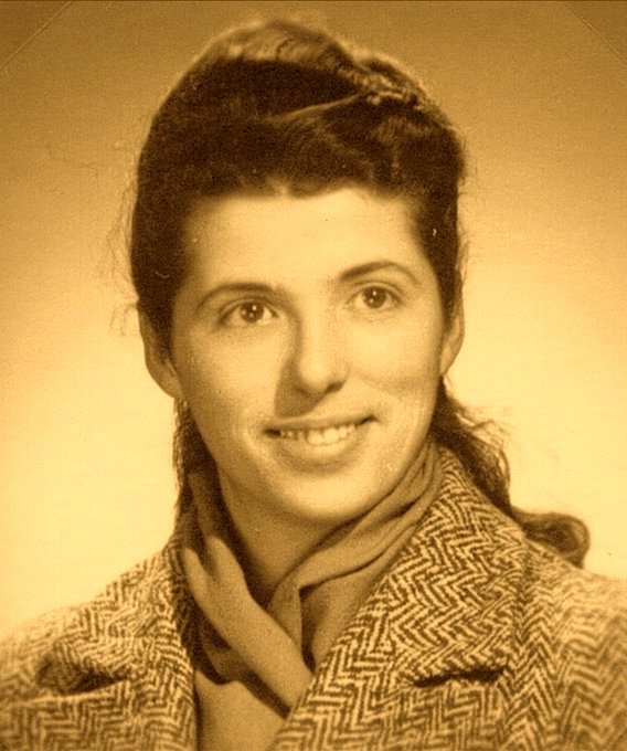 Grenoble. Une manière de protester, ce 14 juillet 1942. Jupe bleue,corset blanc,foulard rouge.Elle a répondu à l'appel de Londres. La secrétaire de 20 ans sera plus tard arrêtée,mais elle s'évadera et comme agent de liaison sera la légendaire"Germaine du Vercors". Geneviève Gayet