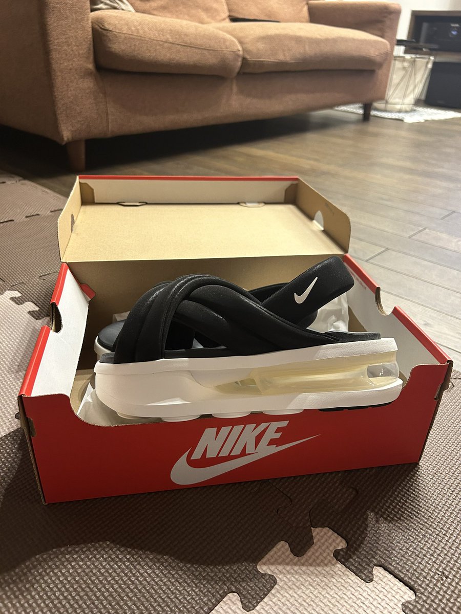 chiiiiik0's tweet photo. NIKEのサンダル買ってたの、届いた〜やった〜〜かわいい〜〜🫶

なんだけど、
買った後に、幼稚園のわたしよりたぶん10歳くらい若い可愛いママさんが同じの履いてるのに気付き、真似してると思われたら色んな意味で恥ずかしいな……とビビっています……（小心者） https://t.co/ZcPxQqvwCr