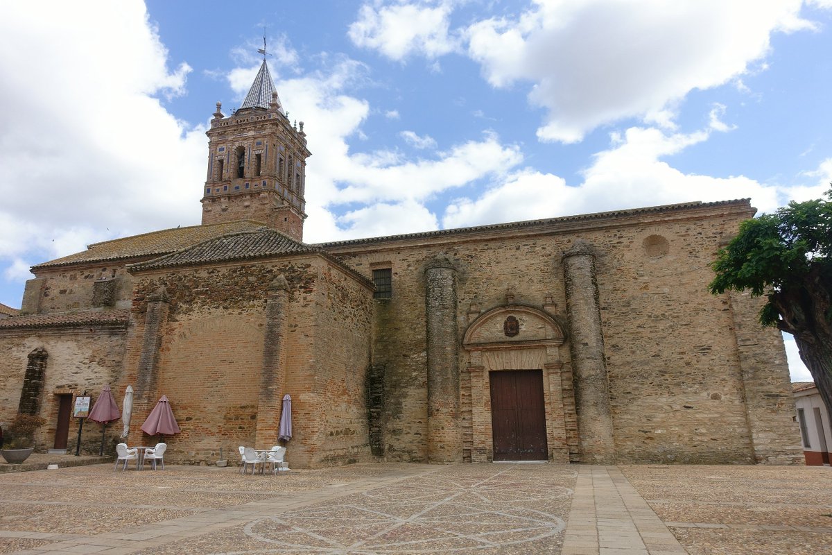 Hoy, tras que vosotros lo votarais, volvemos al Andévalo para hablar de una iglesia muy interesante, con una rica historia y una arquitectura única en la provincia de Huelva. Hoy nos vamos a Zalamea la Real para hablar de la Iglesia de Nuestra Señora de la Asunción.

🧵🧵🧵🧵