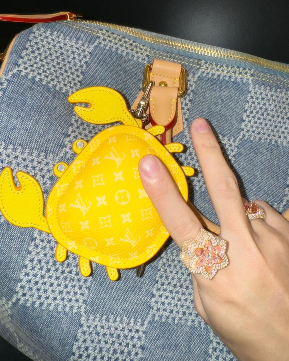 mai_h_desyo's tweet photo. カニピースしてる🦀✌️
紫耀くん可愛いかよ❤️

#ShoHirano #平野紫耀
#LVMenPreFall2024 #LVFashion
@LouisVuitton https://t.co/kCGoLVvcy1