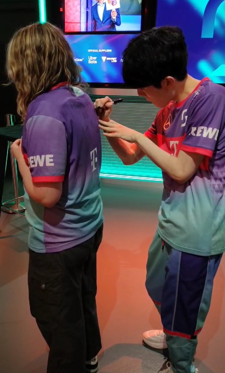 ItsSherzz's tweet photo. Jersey complete ✅ @SKGamingLeague https://t.co/UHBTb5NnDY
