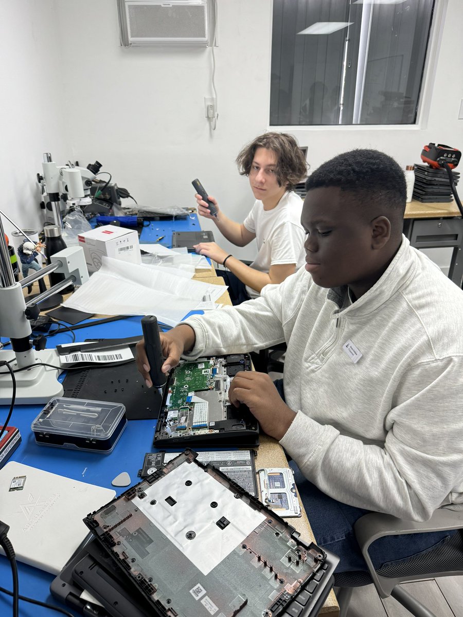 mlecITacad's tweet image. Internships in Action! Our students engaged in real-world activities through the power of industry partnerships! #SYIP2024 @CTEMiami @drldiaz @NAFMiami @NAFCareerAcads