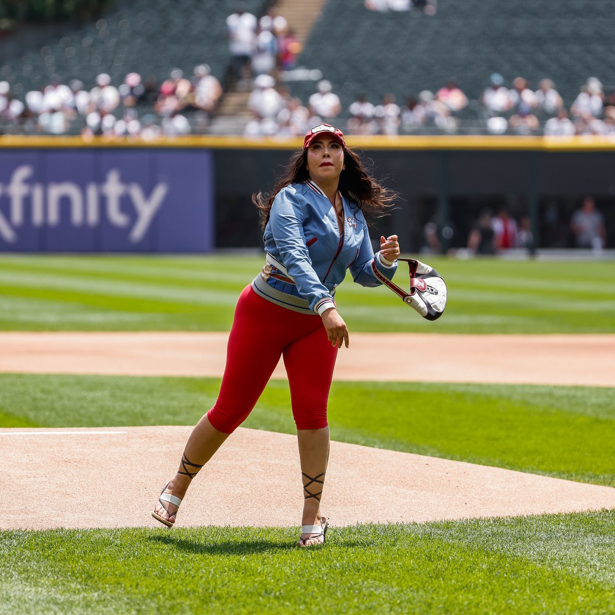 loswhitesox's tweet photo. ¡La propia reina de lo cool, Kali Uchis, se unió a nosotros para realizar el primer lanzamiento ceremonial de hoy! https://t.co/mLzAitjaOI