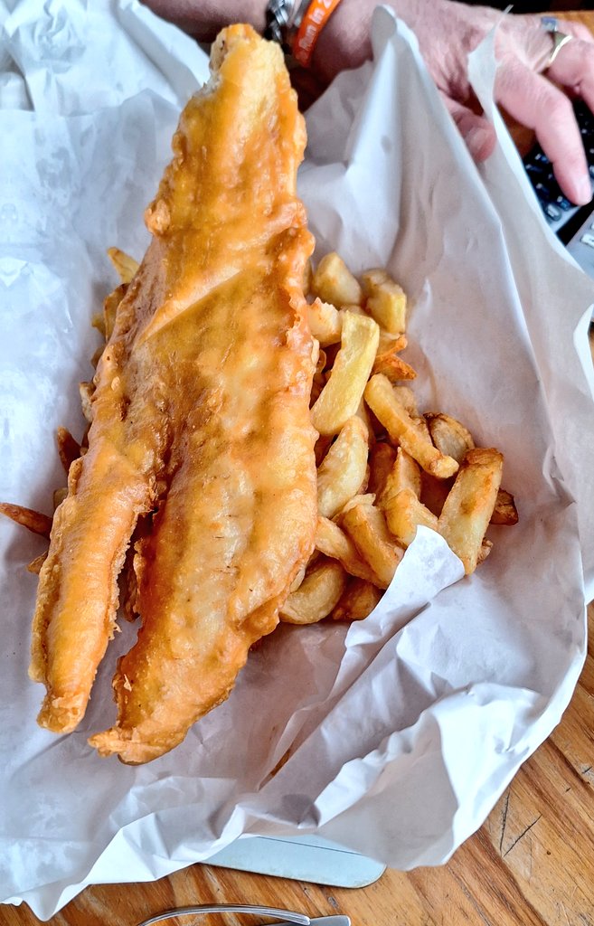coombes_angie's tweet image. Treated ourselves to a #ChippyTea not been for a while, think they gave us bigger portions, these were medium fish! 🐟 😲
Looks like a crab 🦀 claw!