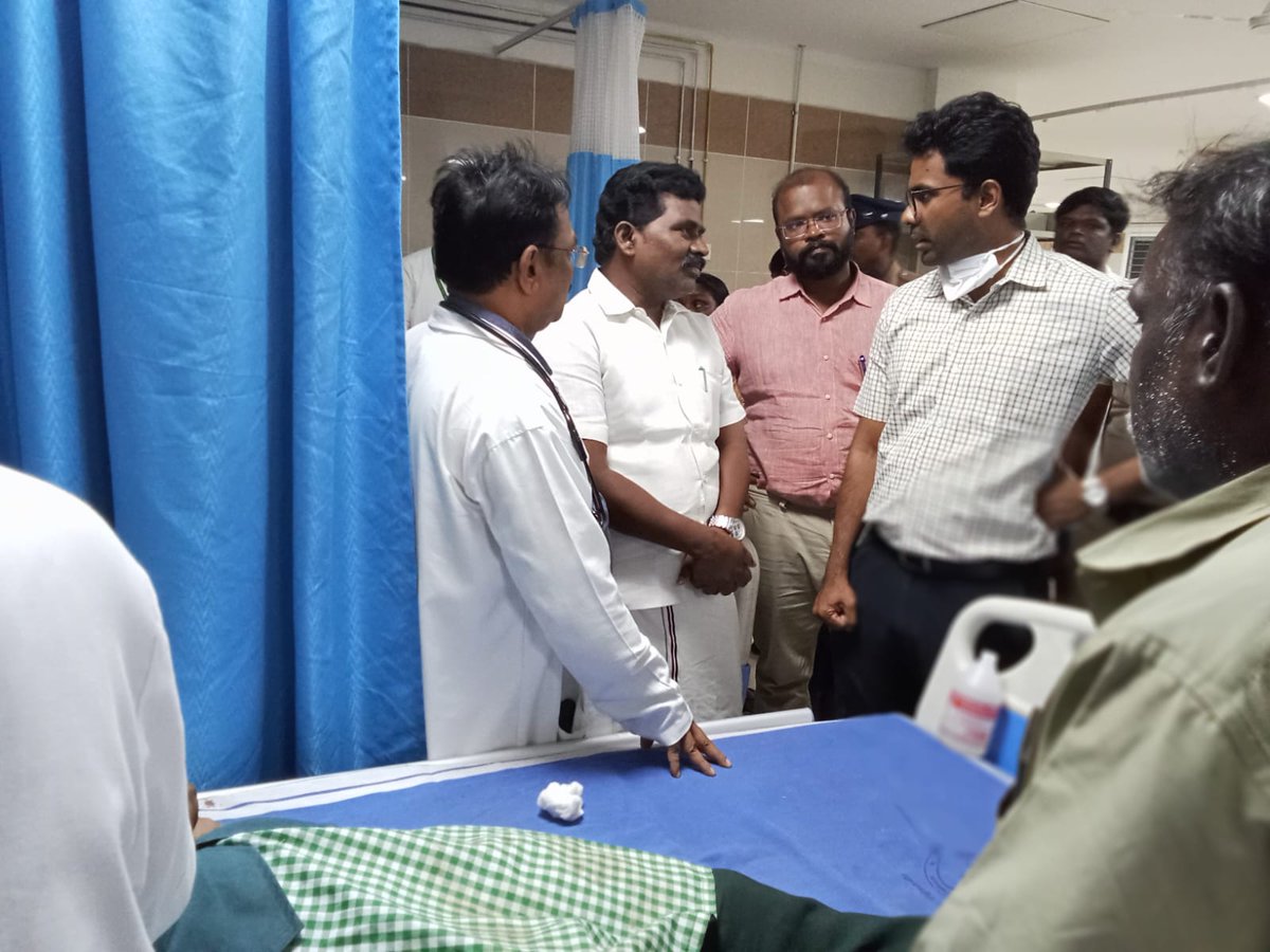 Ponnarasu_offic's tweet photo. கள்ளக்குறிச்சி மாவட்டம் சின்னசேலம் அருகில் உள்ள தாகம்தீர்த்தாபுரம் அருகில் உள்ள வெல்டன் தனியார் பள்ளி பேருந்து இன்று மாலை 33 மாணவர்களை ஏற்றுக் கொண்டு நயினார்பாளையம் நோக்கி சென்று கொண்டிருந்த பள்ளி பேருந்து குரால் கைகாட்டி அருகே விருத்தாசலம் - சேலம் சாலையில் வாகனங்கள் மெதுவாக https://t.co/oxPOJ8MWyF