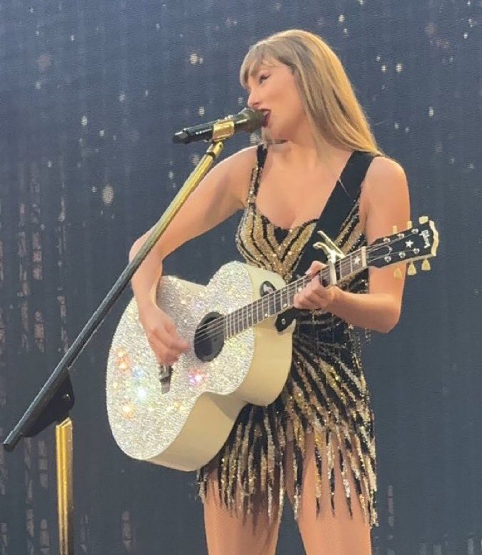 snowglobe allie (swiftball era) tweet media