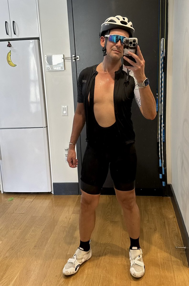 The heat is on…..🔥 🚴🏼‍♂️🔥
#fashioneditor #mensfashion #fashion #summer #gay #menscycling #cycling #cyclist #gorwear #senabluetooth #oakley #getwet