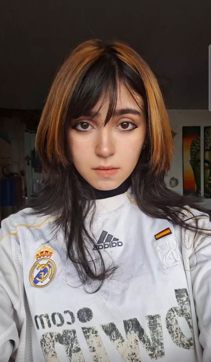 na_miyeah's tweet photo. HOLAAA, Me eh cortado el pelo un poco para manejarlo mas fácil :D y de paso les quería presentar a mi marido🗿 está curiosito, lo sé. https://t.co/9R9XZAfwnC